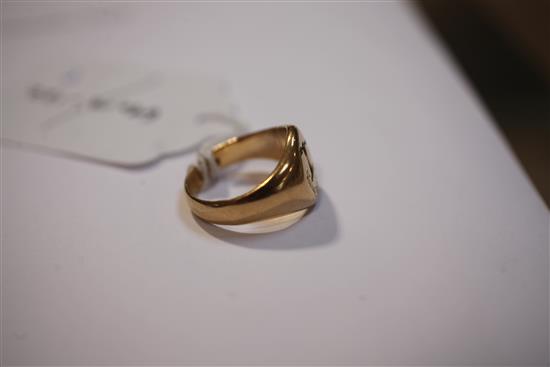 A gentlemans early 20th century 18ct gold signet ring, size P.